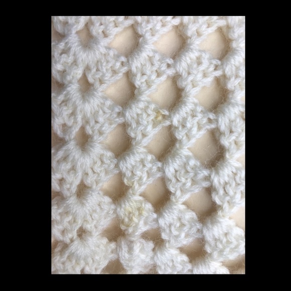 Gorgeous vintage crochet poncho in lemon 🍋 Great for those upcoming winter days - Picture 6 of 8